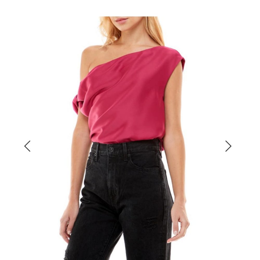 WAYF One-Shoulder Top